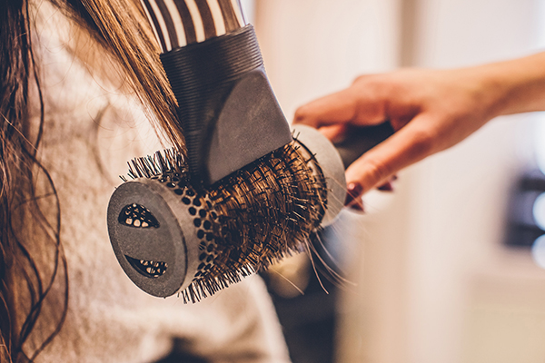  How to clean the hair above the curly hair comb?